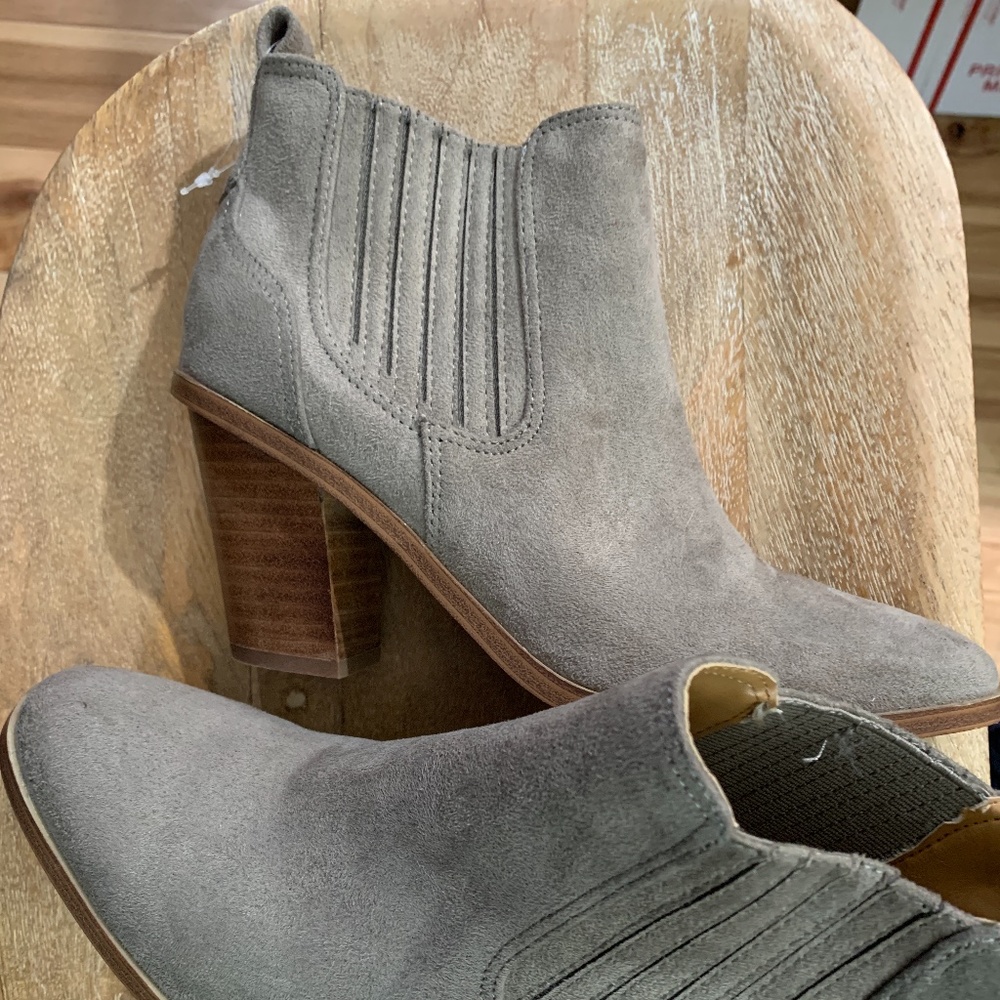 NWT Nine West Grey Suede Booties (6.5)